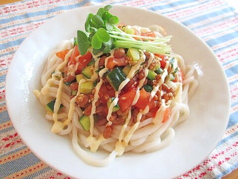 トマトと納豆のピリ辛コチュマヨうどん♪